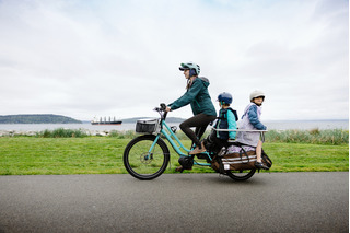 família andando em bicicleta eléctrica