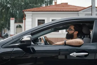 Persona al volante de una SUV Mazda CX30 en una calle urbana de México