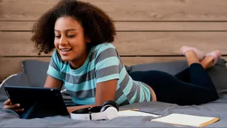 garota lendo em tablet