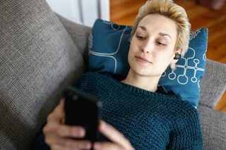 mujer usando auriculares earbuds