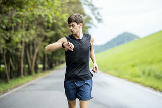 hombre usa smartwatch mientras corre