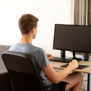 Homem usando computador