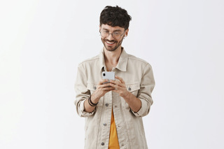 Homem usando celular