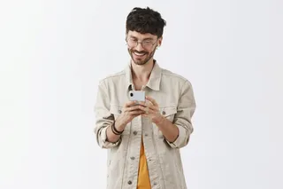 Homem usando celular
