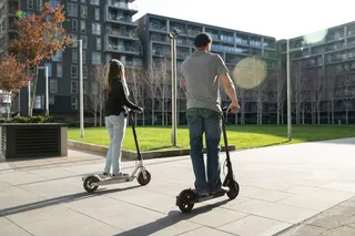 homem e mulher andando de patinete