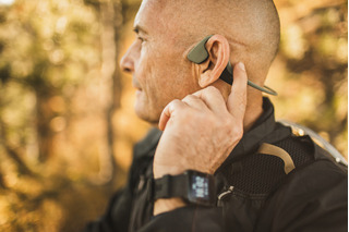 hombre usando auriculares deportivos