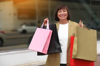 mulher com sacolas de compras