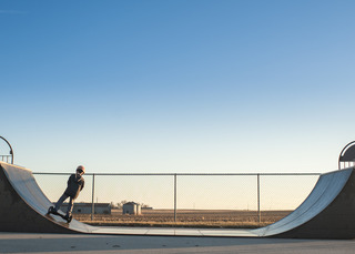 criança com hoverboard em pista de skate