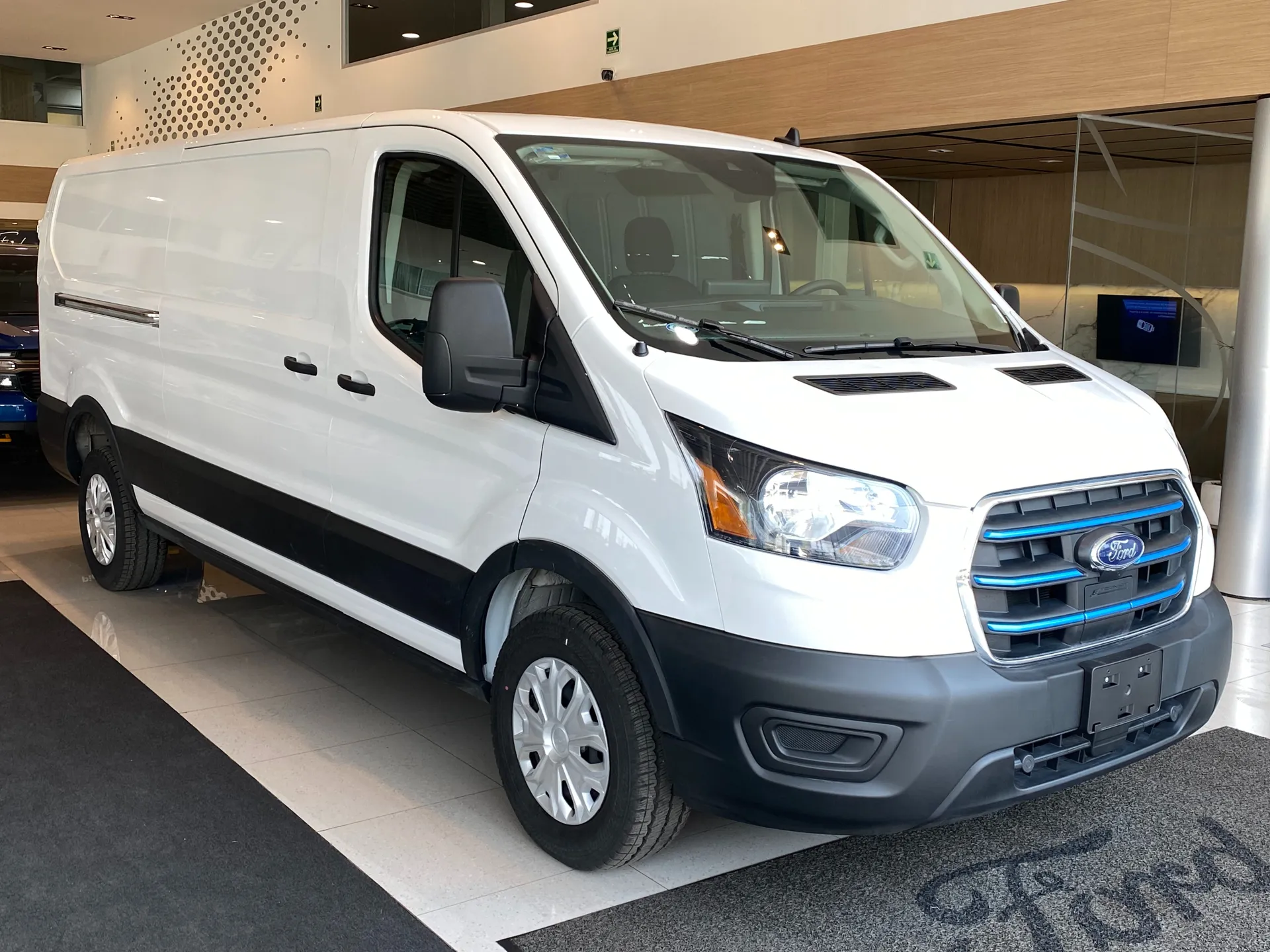 E- Transit Van 430 Larga Techo Bajo