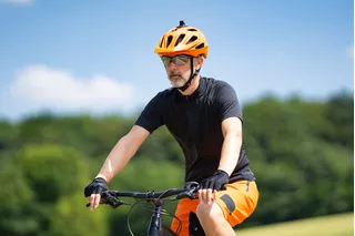 Hombre con bicicleta híbrida