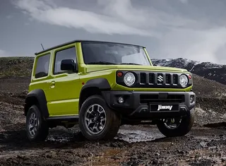 Suzuki Jimny 2026, de 3 puertas, en versión bitono verde y negro.