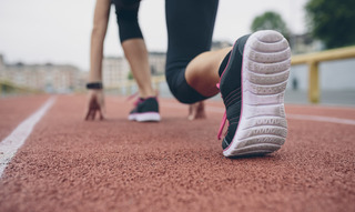 Una persona está lista para correr con sus tenis running