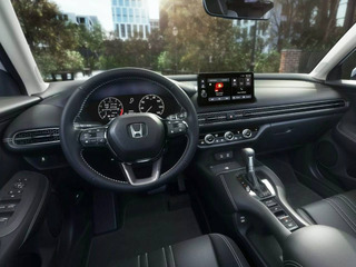 O interior atualizado do ZR-V 2026 foca em conforto, tecnologia e funcionalidade.