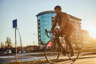 Homem anda de bicicleta para ir ao trabalho