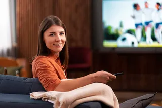 Mulher assistindo TV
