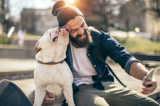 Hombre y perro sacándose una selfie