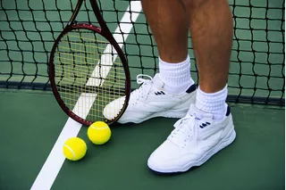 Jugador con zapatillas para tenis