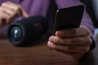 Persona transmitiendo música en el parlante a través de Bluetooth