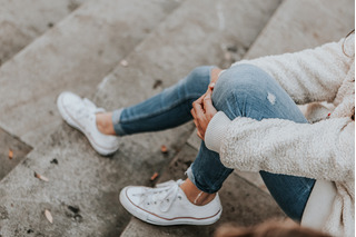 Mujer con tenis retro