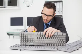 aprenda a solucionar teclas pegajosas en su teclado 