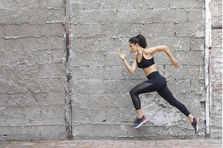 Corredora usando leggings esportivos.