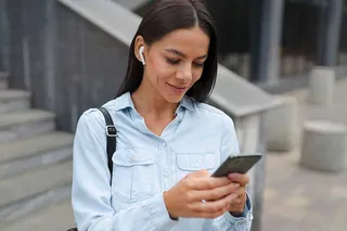 Mujer usando el celular en la calle