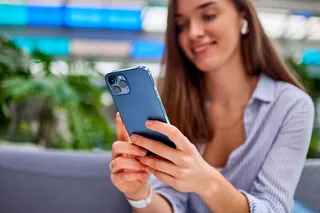 Mulher usando celular
