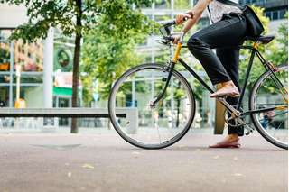 mulher montando bicicleta