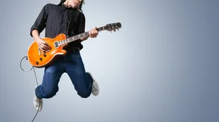 Pessoa tocando guitarra
