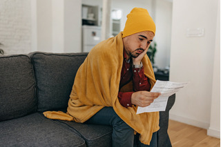 Homem lendo seu consumo de eletricidade