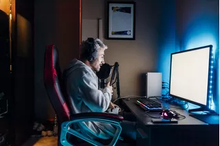 Hombre jugando con PC
