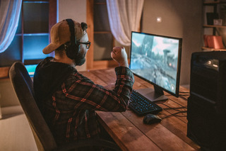 Un hombre se divierte jugando con su pc gamer