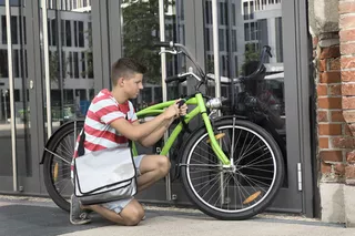 Hombre atando bicicleta