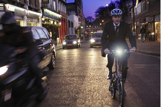 Homem com lanterna na bicicleta.