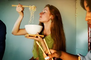 Mujer comiendo lamen