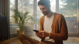 Homem usando smartphone