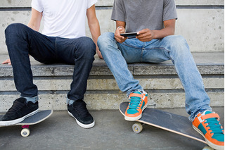 Chicos usando zapatillas para skate