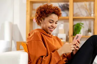 Mulher usando celular
