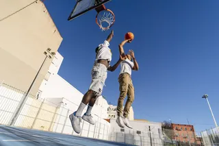 Dos hombres jugando al básquetbol