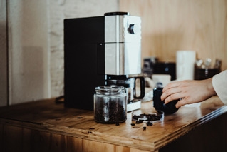 Cafetera con granos de café