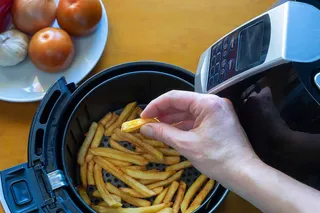 Pessoa usando airfryer