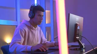 Homem jogando em PC gamer
