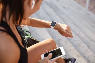 mulher conferindo seu smartwatch