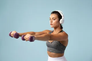 mulher fazendo musculação com halteres