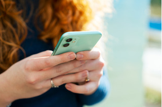 Mujer con celular alta gama