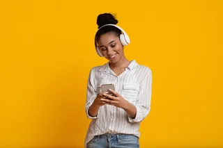 Una joven escucha música en su teléfono Oppo