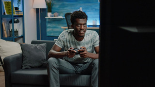 Homem jogando videogame