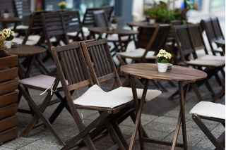 Mesa con Banquetas: Soluciones Creativas para Ambientes Relajados