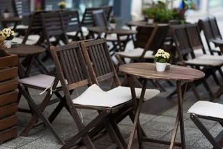 Mesa con taburetes: Soluciones creativas para ambientes relajados