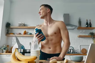 Homem preparando shake de proteina
